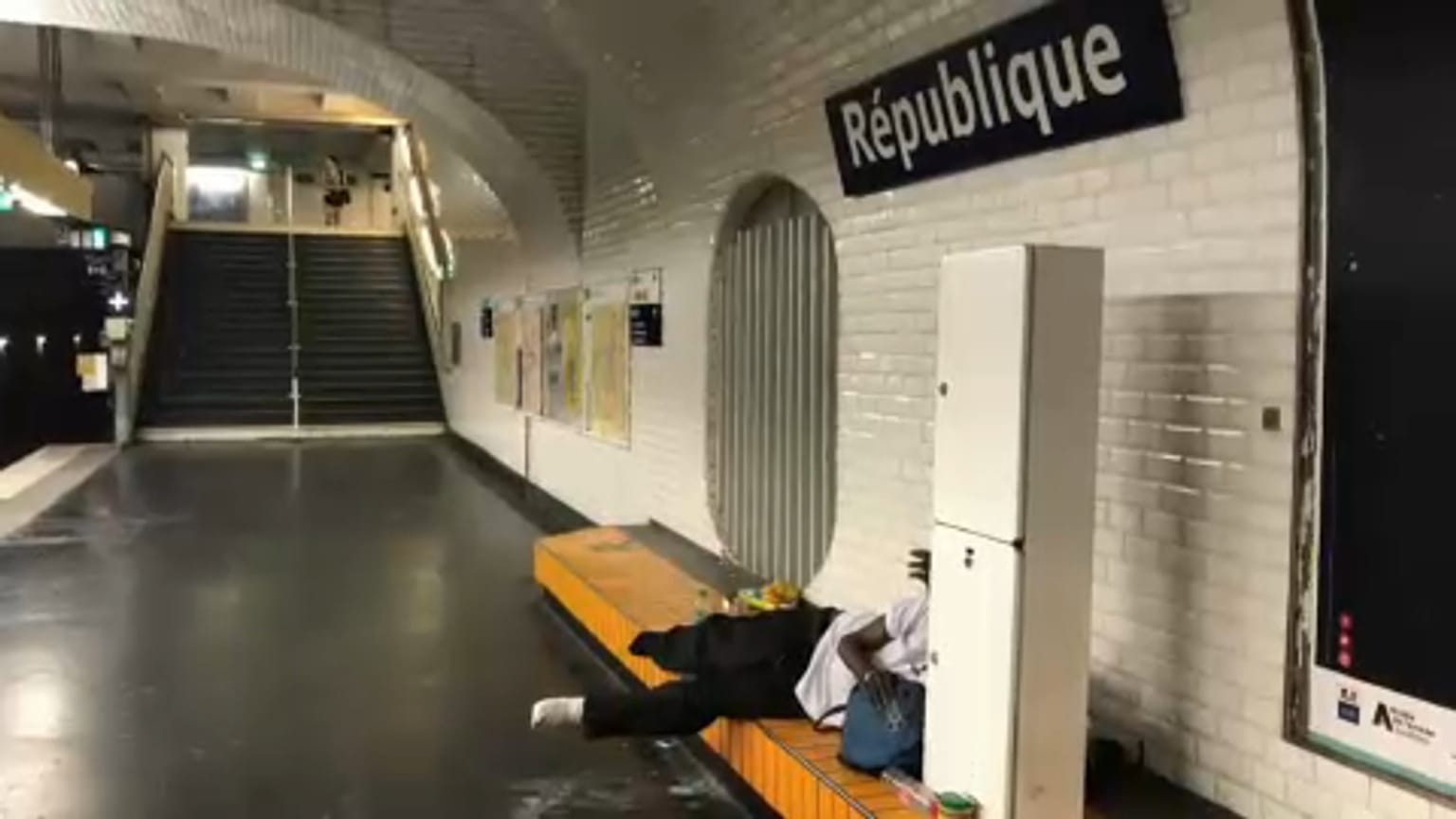 Hitzewelle in Frankreich: Freiwillige versorgen Obdachlose mit Wasser