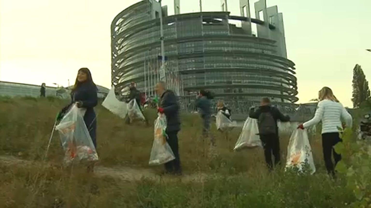 Politikusok szedték a szemetet Strasbourgban