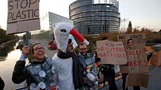 Plastikgegner demonstrieren vor dem Europäischen Parlament in Straßburg