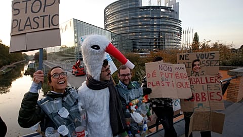 Plastikgegner demonstrieren vor dem Europäischen Parlament in Straßburg