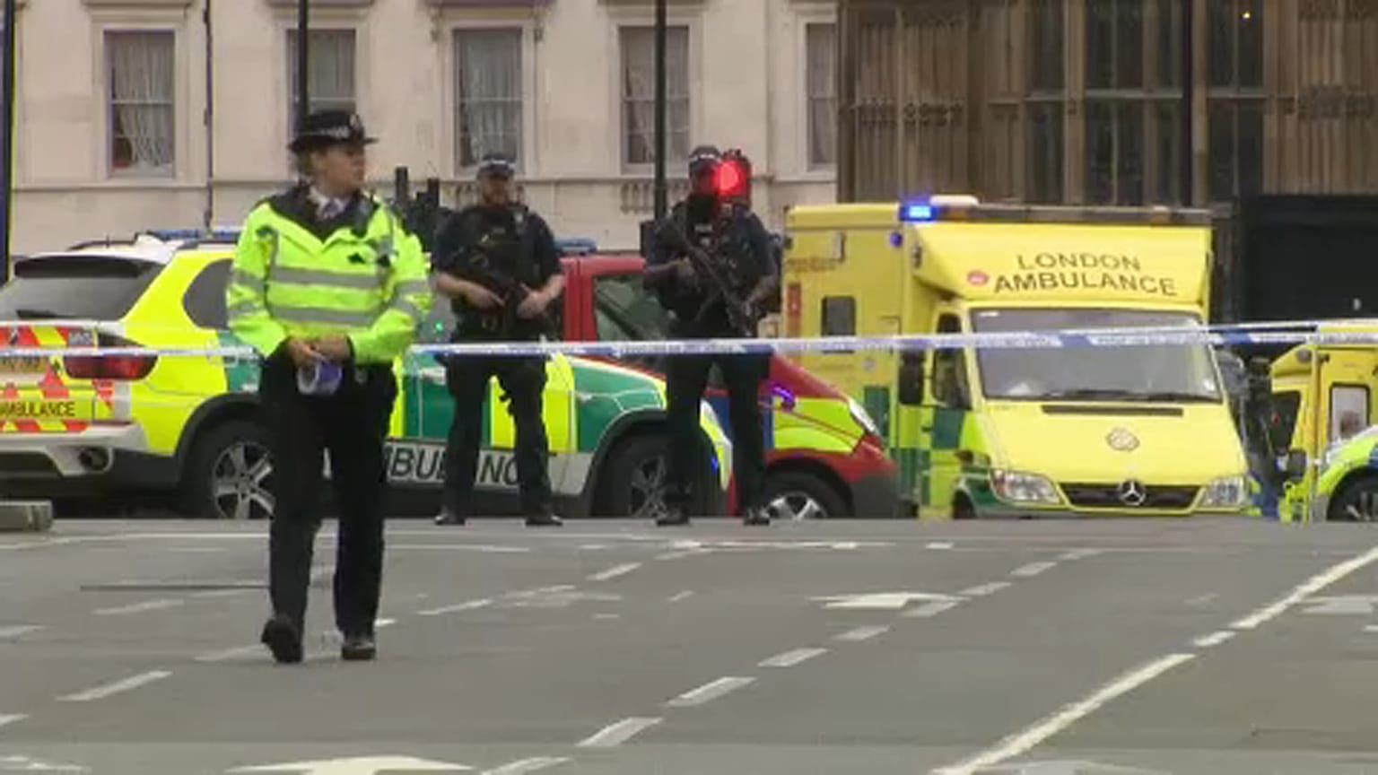 Westminster: auto contro la barriere del Parlamento
