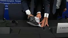 [Vidéo] Un eurodéputé italien écrase les notes de Moscovici avec sa chaussure