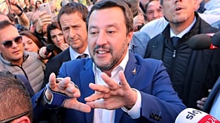 Italia y Malta se pelean por que no atraque un barco de inmigrantes en sus costas