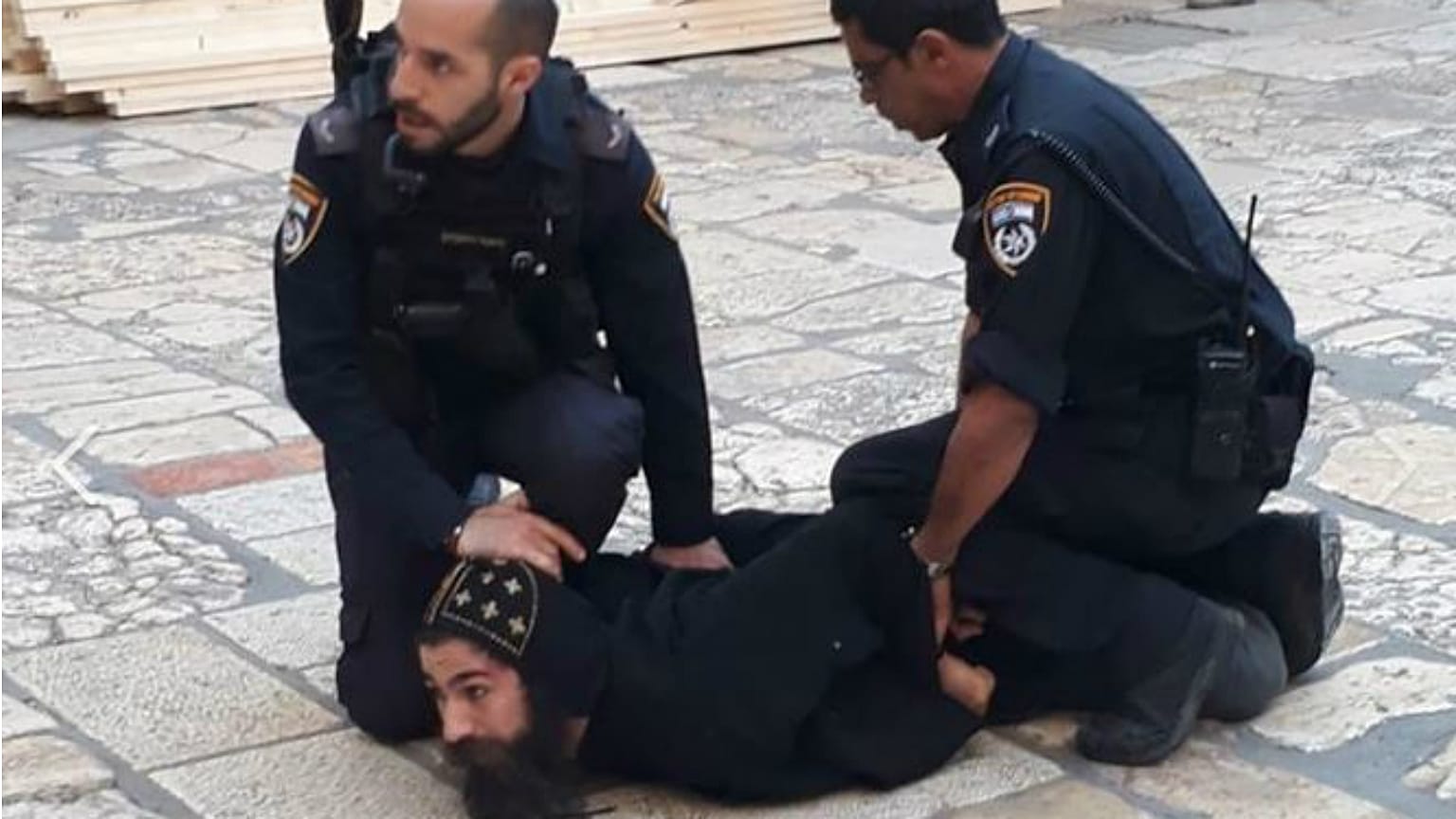 الشرطة الإسرائيلية تعتدي على رهبان أقباط خلال اعتصام بساحة كنيسة القيامة