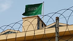 اقدامات تنبیهی اولیه از سوی بریتانیا، فرانسه و آمریکا بر ضد ریاض