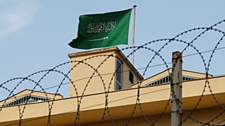 اقدامات تنبیهی اولیه از سوی بریتانیا، فرانسه و آمریکا بر ضد ریاض