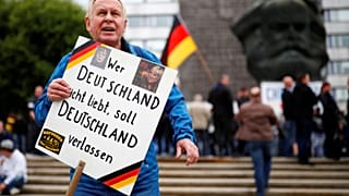 Merkel muss weg: Anti-Merkel-Demo in Hamburg. Gegendemonstranten deutlich mehr an der Zahl
