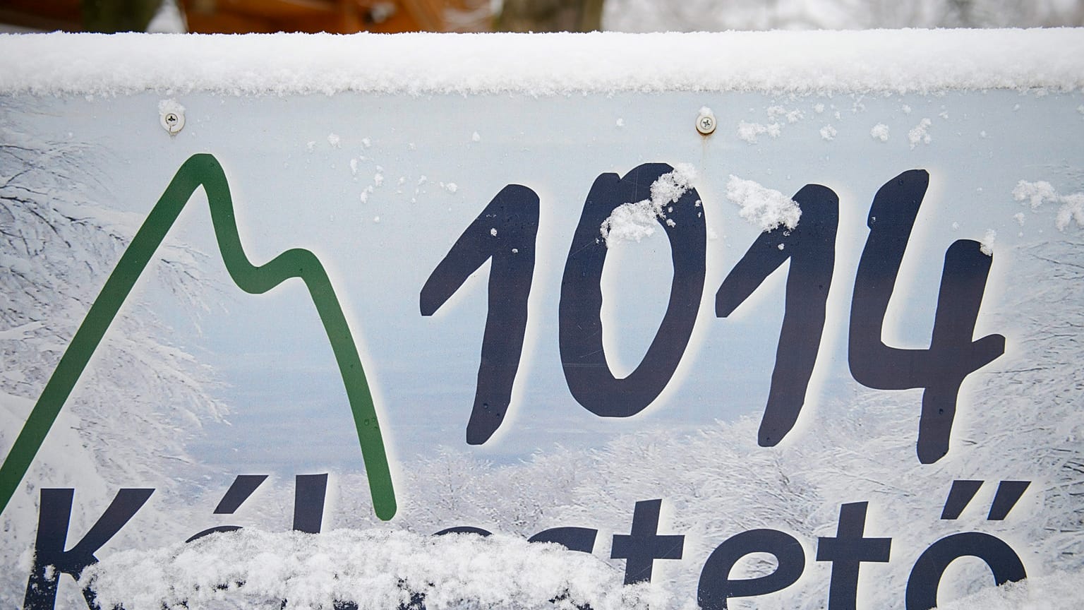 Behavazott tábla Kékestetőn 2015. november 22-én.