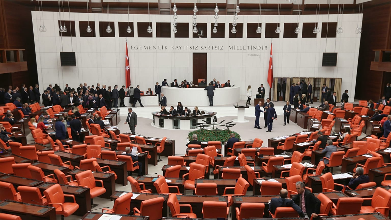 Emelilikte Yaşa Takınlanlar önergesine MHP önce destek verdi, sonra çekimser kaldı
