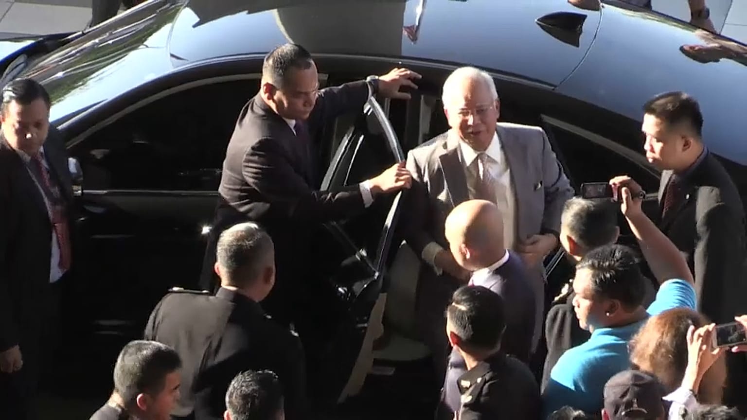 Der ehemalige malaysische Premier Najib Razak steigt aus dem Auto