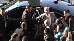 Der ehemalige malaysische Premier Najib Razak steigt aus dem Auto