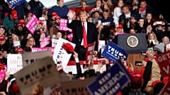 US-Präsident Donald Trump winkt inmitten einer Menschenmenge in Wisconsin