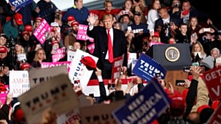US-Präsident Donald Trump winkt inmitten einer Menschenmenge in Wisconsin