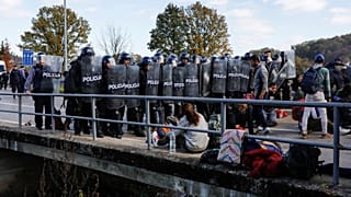 Migrants clash with police at Bosnia-Croatia border
