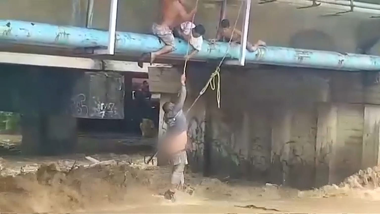 Homem escapa à fúria das águas no México