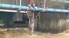 Homem escapa à fúria das águas no México