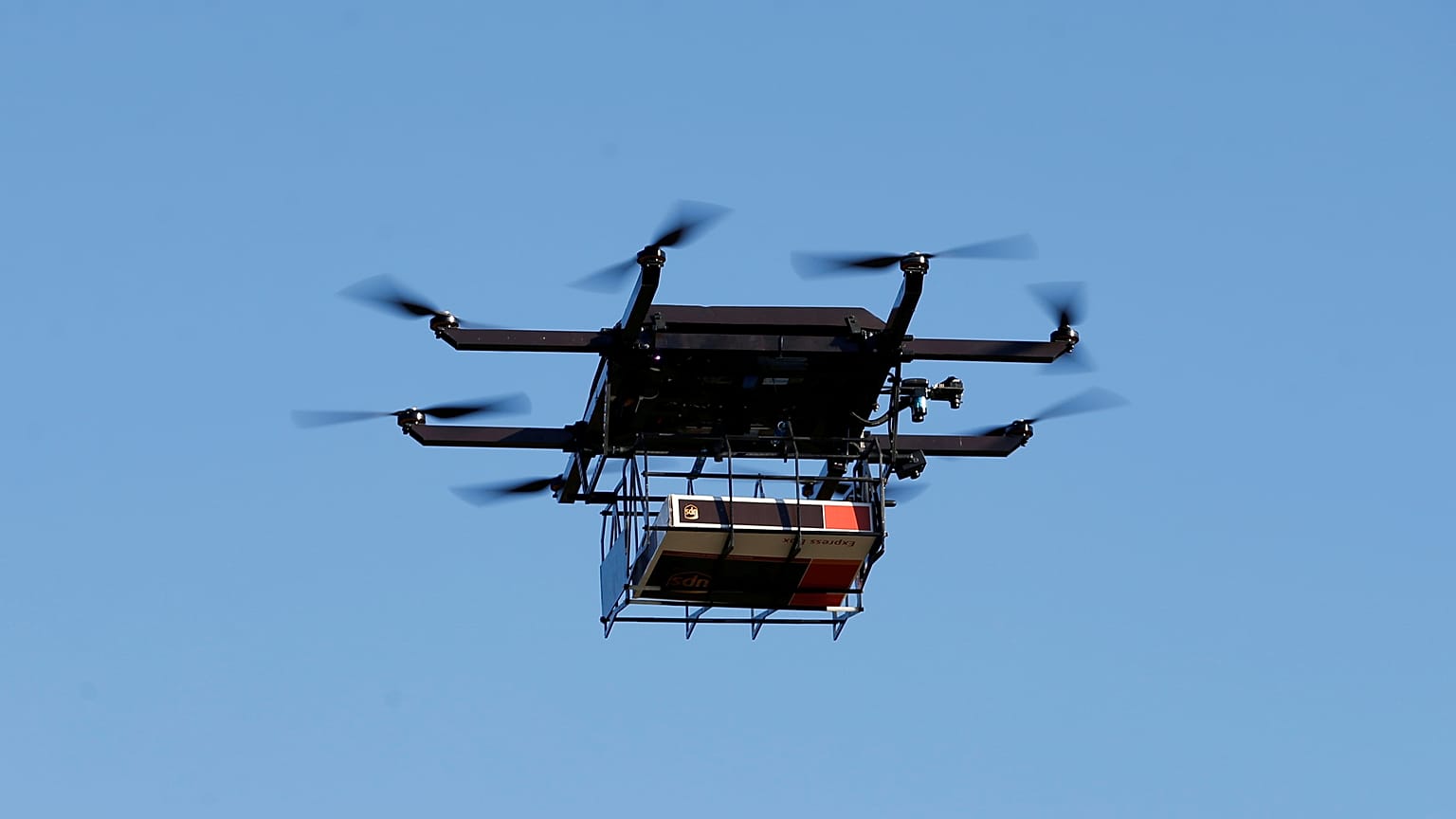 Drone con cellulari e droga cade dentro il carcere di Taranto