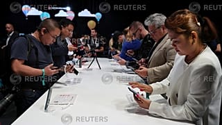 بكين لـ ترامب: إن كنت تخشى التنصت فعليك بـ "الموبايل" الصيني!