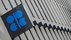 النفط يغلق على ارتفاع مع صعود أسواق الأسهم وتلميح سعودي إلى التدخل لدعم الأسعار