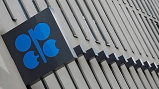 النفط يغلق على ارتفاع مع صعود أسواق الأسهم وتلميح سعودي إلى التدخل لدعم الأسعار