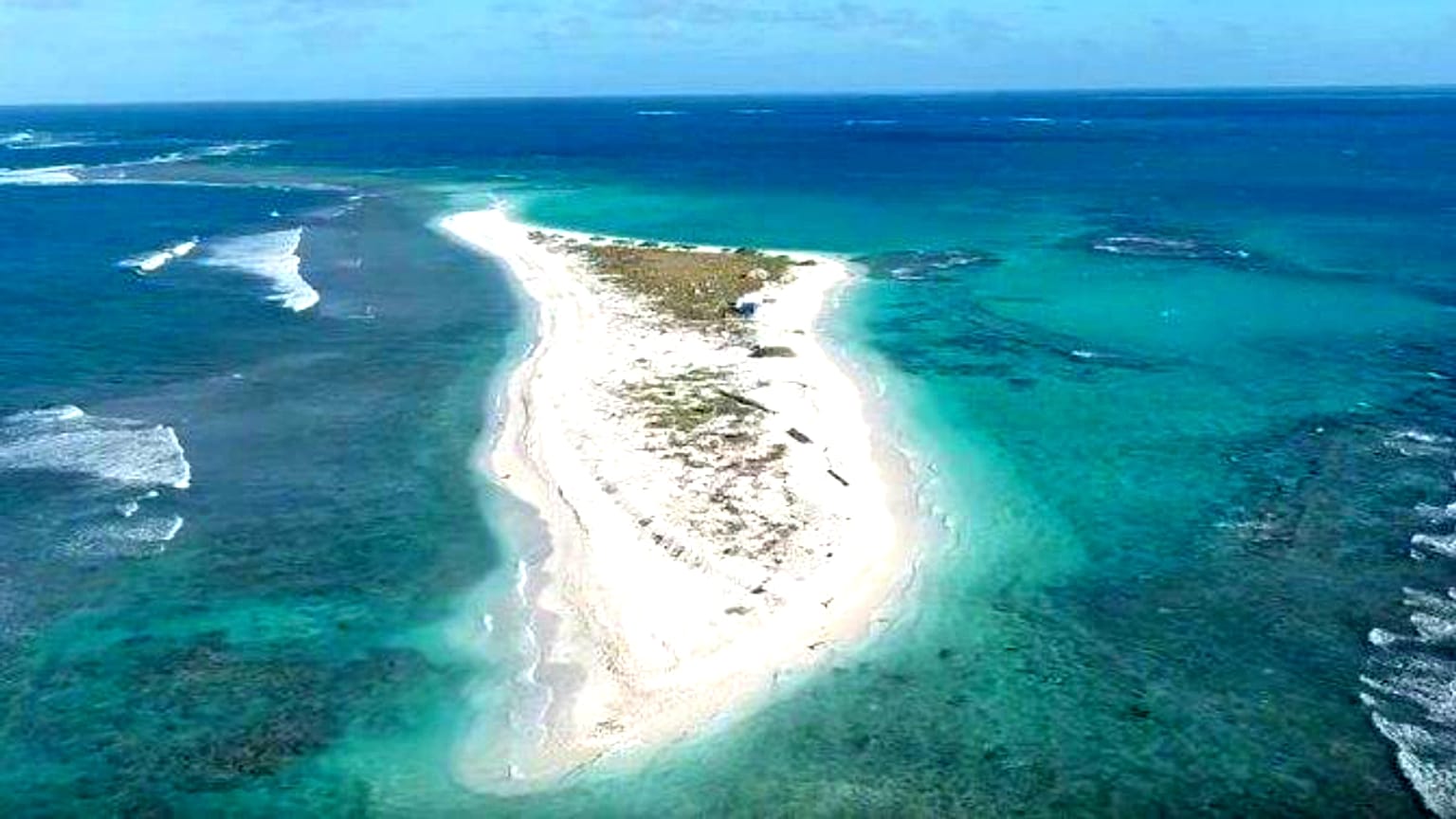 Walaka kasırgası sonrası deniz suları bir adayı yuttu