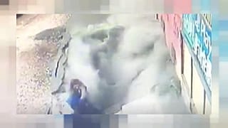 ВИДЕО: Под двумя женщинами обрушился тротуар в Турции