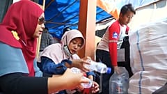 Endonezya'da plastik atık getirene ücretsiz otobüs bileti