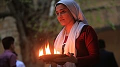 شابة يزيدية نحتفل برأس السنة الأيزيدية في معبد لالش في دهوك شمال العراق