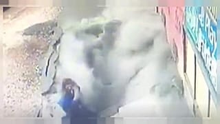 Beszakadt a járda, kamera rögzítette, ahogy elnyelte az embereket