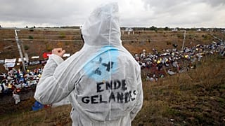 6.500 Umweltschützer blockieren Kohlebahn und Bagger am Hambacher Forst