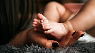 ناتوانی نوزاد انسان در مقایسه با نوزاد سایر حیوانات؛ فرگشت در این باره چه می‌گوید؟