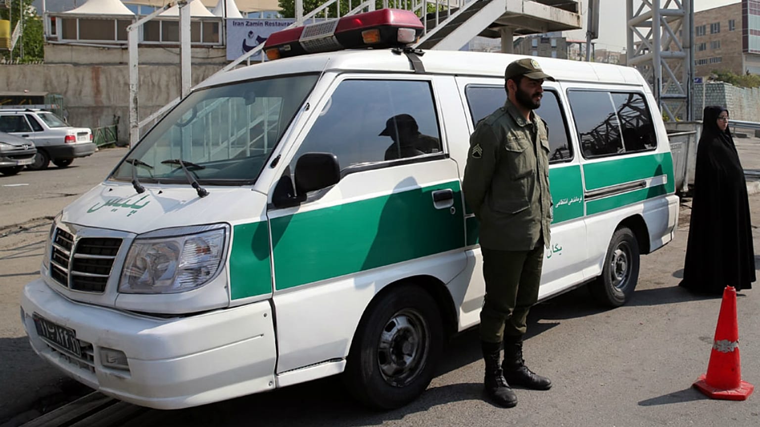 اقدام به زیر گرفتن دختر دانشجو توسط خودروی گشت ارشاد؛ دانشگاه آزاد تکذیب کرد