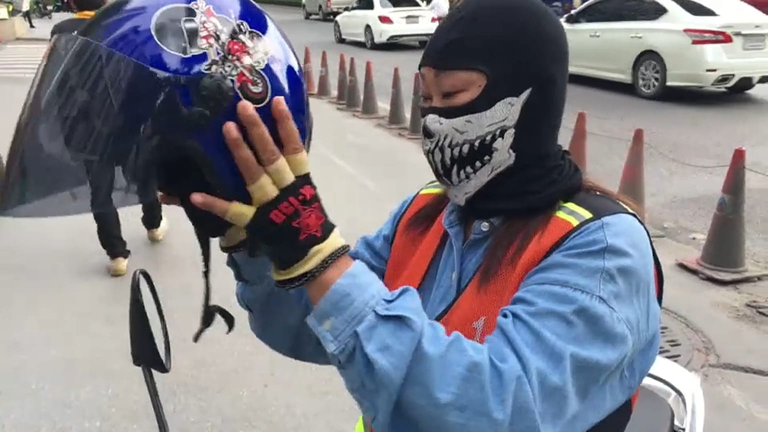 A Bangkok, la percée des femmes dans les motos taxis