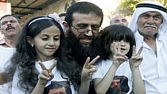 معتقل فلسطيني مضرب عن الطعام منذ 57 يوما يمتنع عن شرب الماء