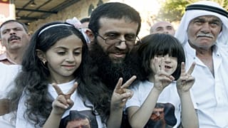 معتقل فلسطيني مضرب عن الطعام منذ 57 يوما يمتنع عن شرب الماء