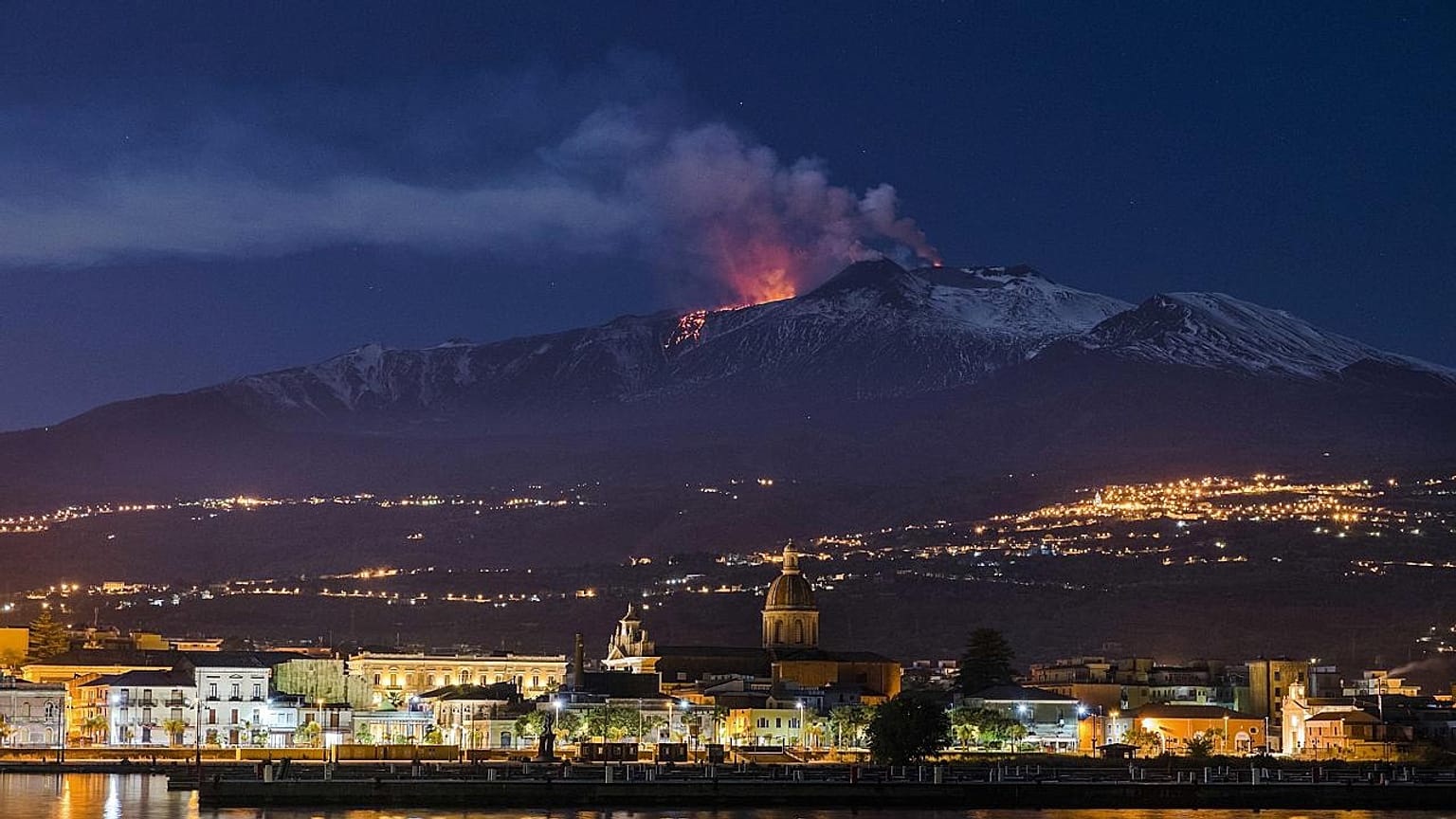 Akdeniz'de tsunami korkusu: Etna Yanardağı denize sürükleniyor
