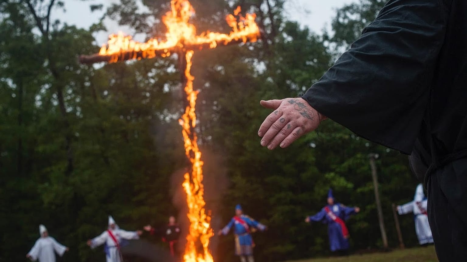 Kuzey İrlanda'da cami önünde Ku Klux Klan kıyafetleriyle poz veren gruba inceleme