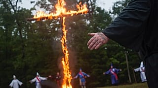 Kuzey İrlanda'da cami önünde Ku Klux Klan kıyafetleriyle poz veren gruba inceleme
