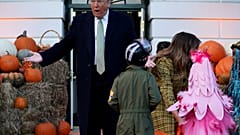 Beyaz Saray'ı 'cadılar' bastı: Donald ve Melania Trump çocuklara şeker dağıttı