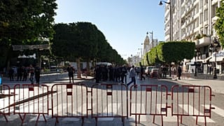 Donna kamikaze attacca la polizia a Tunisi