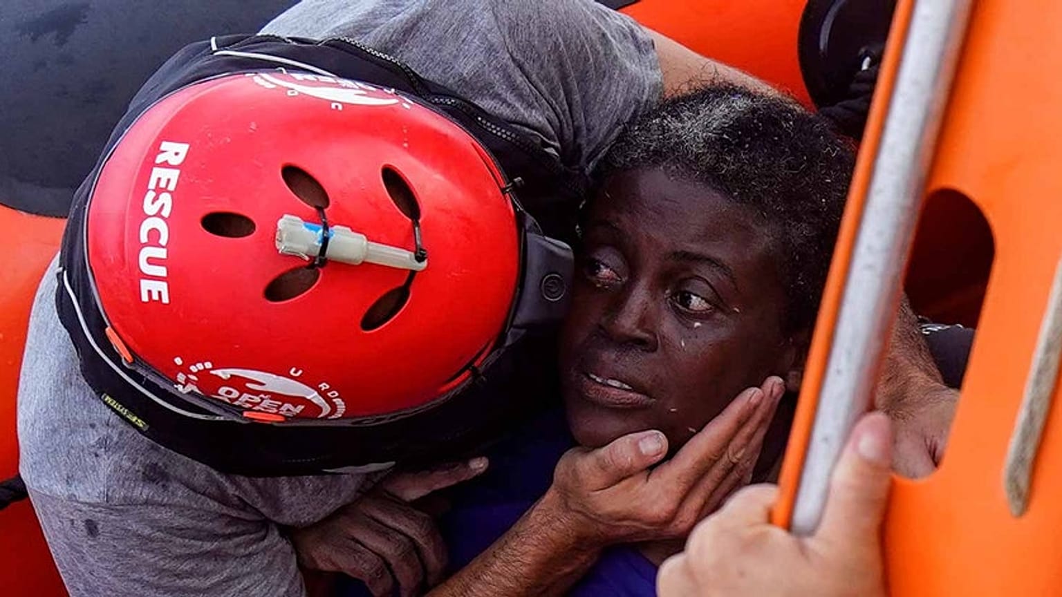 Guarda costeira da Líbia acusada de abandonar migrantes no Mediterrâneo