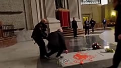 'Özgürlük için' yazan İspanyol sanatçıya göz altı
