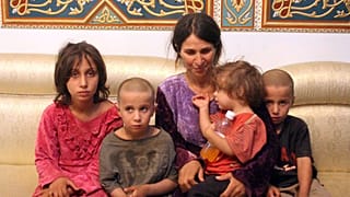 صورة لعائلة تم تحريرها من قبضة قوات تنظيم الدولة في سوريا