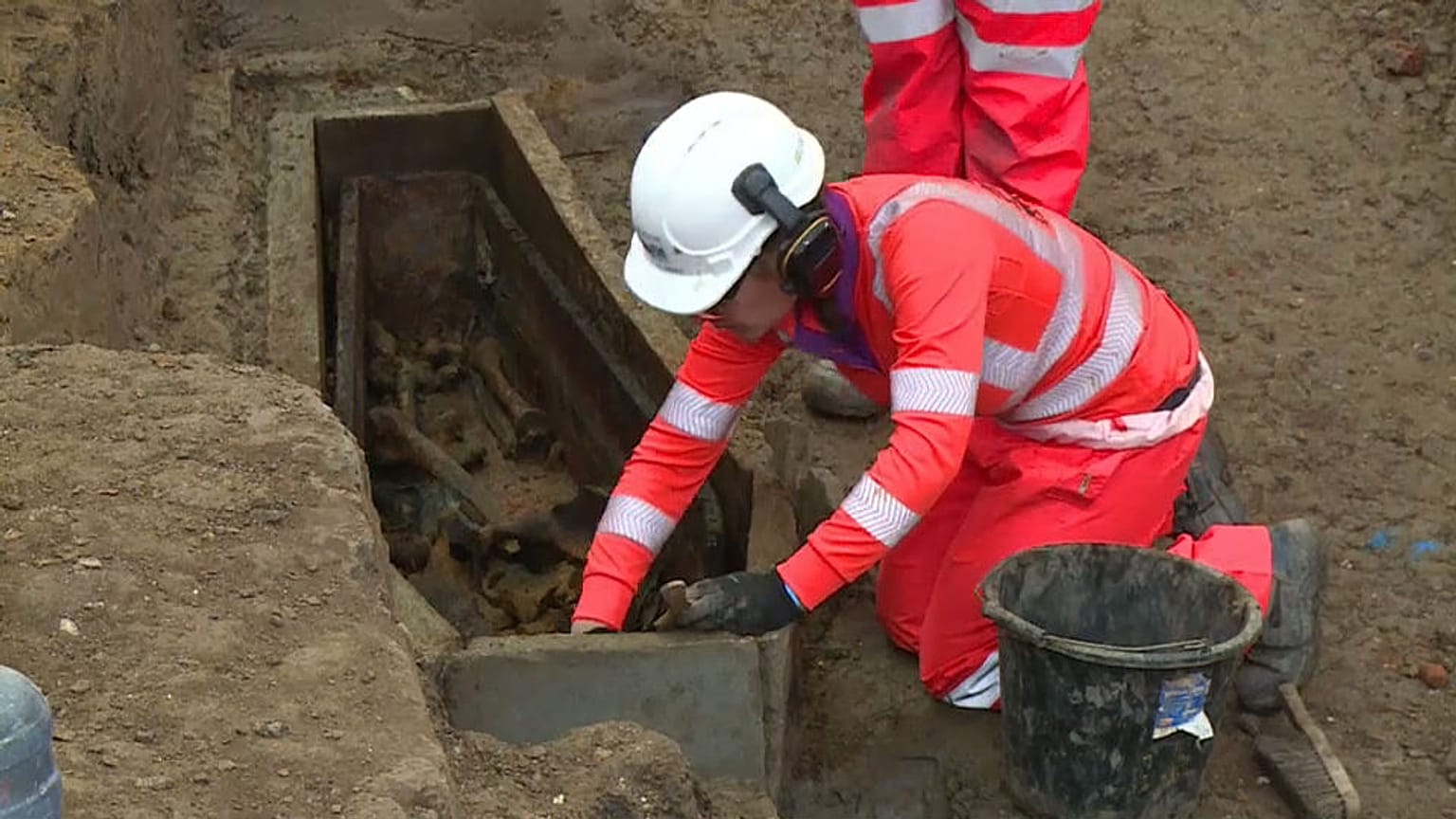 Video | İngiltere'de hızlı tren hattı inşasından bin 200 iskelet çıkarıldı