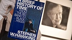 Christie's выставил на торги инвалидное кресло и докторскую ¨Хокинга