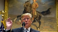Steinewerfer behandeln, als hätten sie Gewehre: Trump droht Migranten