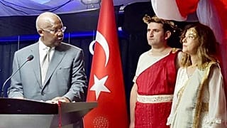 Kıyafetleriyle tepki çeken Uganda büyekelçisi geri çağrıldı