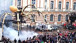 Toulouse sokaklarında devasa örümcek