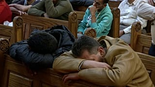 مصريون أقباط أثناء تشييع جنازة ضحايا هجوم المنيا