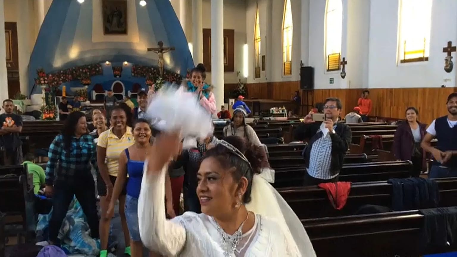 La caravana de inmigrantes, invitada sorpresa en una boda en México